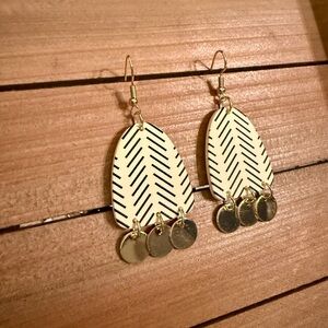 Elegant Gold and Black Patterned Earrings